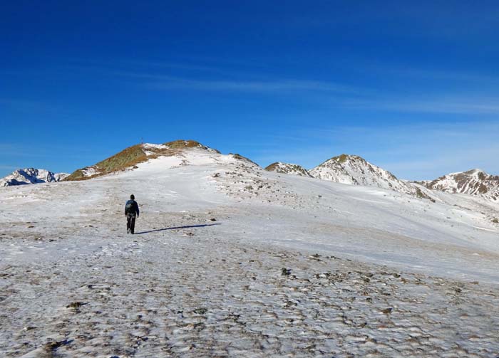 auf dem weiten Gipfelfeld des Tullenkogel