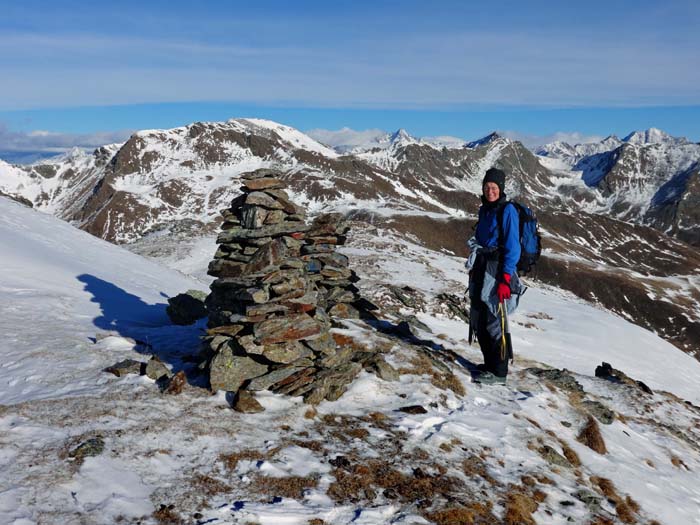 ... zum Vorgipfel; in Bildmitte hinten der Großglockner zwischen Mundsalspitzen (links) und Rotsteinberg