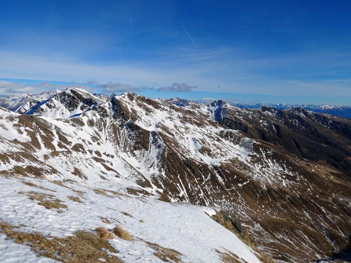 feine Aussicht von der Strudelspitze: im NO Mundsalspitzen und Schlaitner Berge bis zur Kreuzeckgruppe