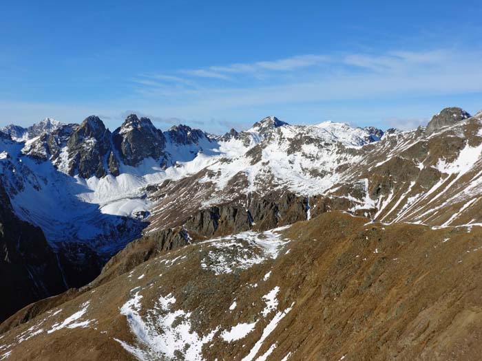 im NW der Kristeinertalschluss mit den fotogenen Arnhörnern, ganz hinten links die Hochgrabe