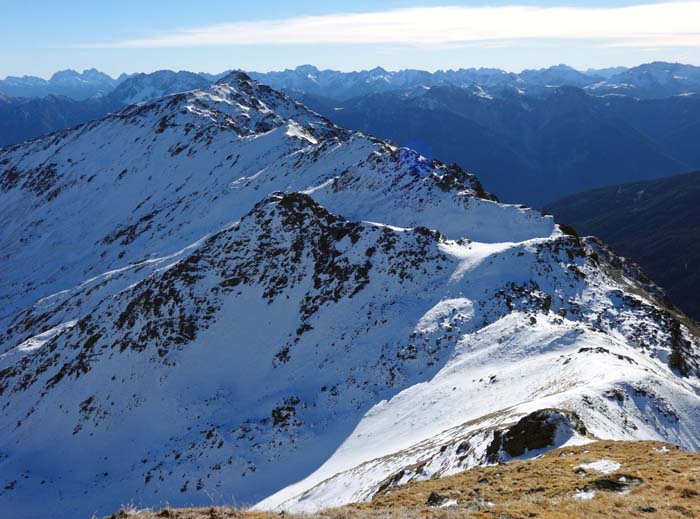 Rückblick zur Reisachspitze; wir laufen den Grat wieder hinunter und suchen unseren Weg aus dem Südsattel rechts ins Kristeinertal; keinesfalls schon vorher absteigen, sonst gerät man in unangenehme Abbrüche