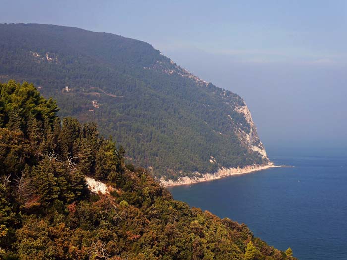 an der sonst meist so flachen Adriaküste ungewöhnlich, aber jetzt nicht gerade atemberaubend: der Ostabfall des Monte Conero, gesehen von der aussichtsreichen Piazza des Badeortes Sirolo. Im erste Teil der Wanderung queren wir durch den Wald hinüber auf die Höhe des ersten Aufschwungs, den Passo del Lupo