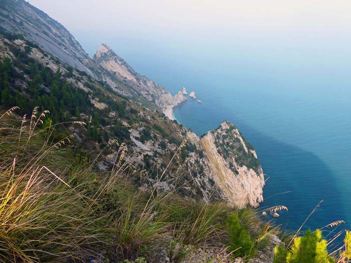 ... und schließlich zum schmalen Steig; erster Tiefblick auf die Zwei Schwestern, der Pfad führt in die Scharte rechts der Bildmitte hinunter und dahinter endgültig zum Strand