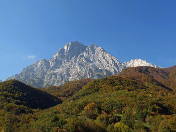 der Gran Sasso d’Italia von NO, kurz vor der Einfahrt in den 10 km langen Autobahntunnel, der die Städte Teramo und L’Aquila verbindet; die beiden Röhren haben eine wilde Baugeschichte mit zahlreichen Todesopfern, die Kosten beliefen sich letztendlich auf das 40-fache der bei der Planung geschätzten Summe. Neben den Durchstichen befindet sich ein Versuchslabor für Elementarteilchenphysik - die größte unterirdische Laboranlage der Erde