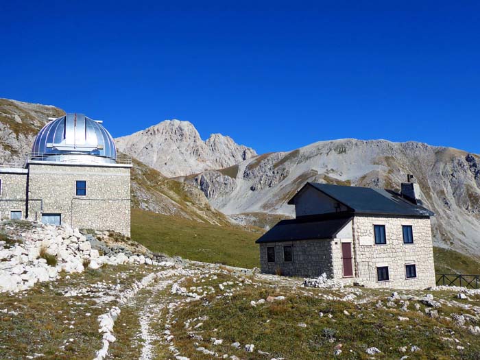 kurz hinter der Bergstation eines der ältesten Schigebiete Italiens mit dem Hotel Campo Imperatore (hier wurde 1943 Mussolini gefangen gehalten und durch eine deutsche Kommandoaktion befreit) liegt bei der Außenstelle des römischen Observatoriums unser Ausgangspunkt; erstes Ziel ist der flache Rücken des Monte Aquila (rechts)