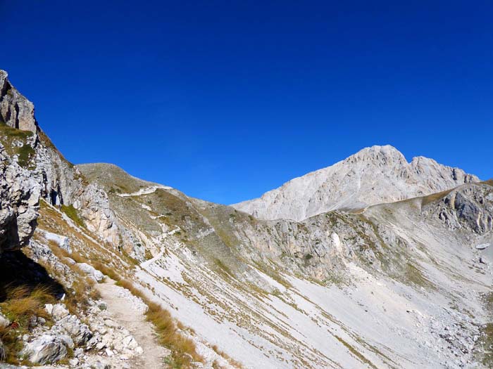 in langer, flacher Querung steigen wir erst auf die Sella di Monte Aquila