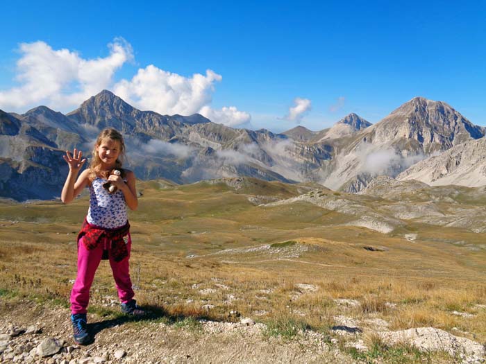 Blick vom Sattel über den Hochtalkessel Campo Pericoli gegen Westen auf weitere schöne Wanderberge: links Pizzo Cefalone, rechts Pizzo d’Intermesoli