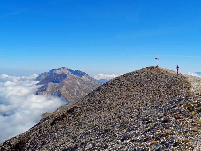 am Scheitel des Monte Aquila, 2498 m; die Fortsetzung des Kammes beschert eine der schönsten Überschreitungen im Apennin: ...
