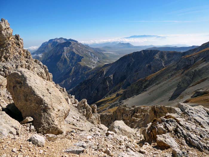 am runden Kamm leicht bergab in die Sella del Corno Grande