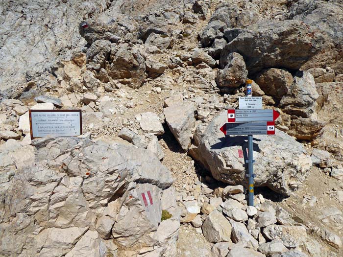 am Wandfuß (Il Sassone, 2610 m) abermals eine Wegteilung: rechts die Bänderquerung zum Bivacco Andrea Bafile (Klettersteig); wir wenden uns links der „Via direttissima“ zu