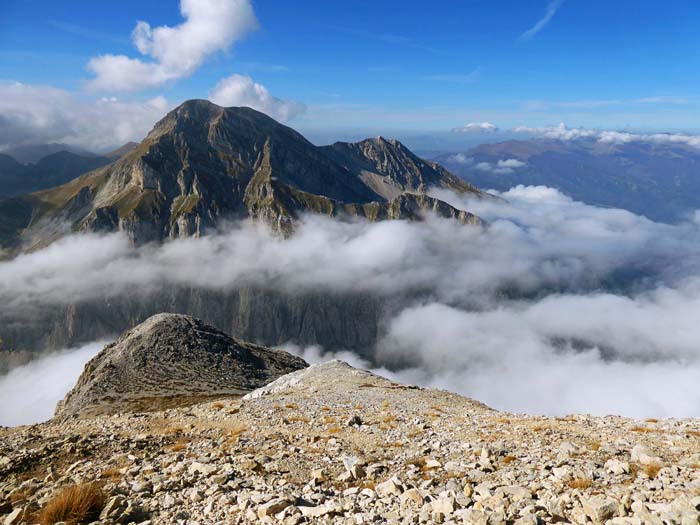 am Auslauf des Grates treffen wir auf den Normalweg; jenseits des tief eingeschnittenen Val Maone der Pizzo d’Intermesoli