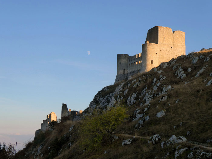 auf einem entlegenen Felsgipfel in 1460 m Höhe liegt die 1000 Jahre alte Rocca Calascio