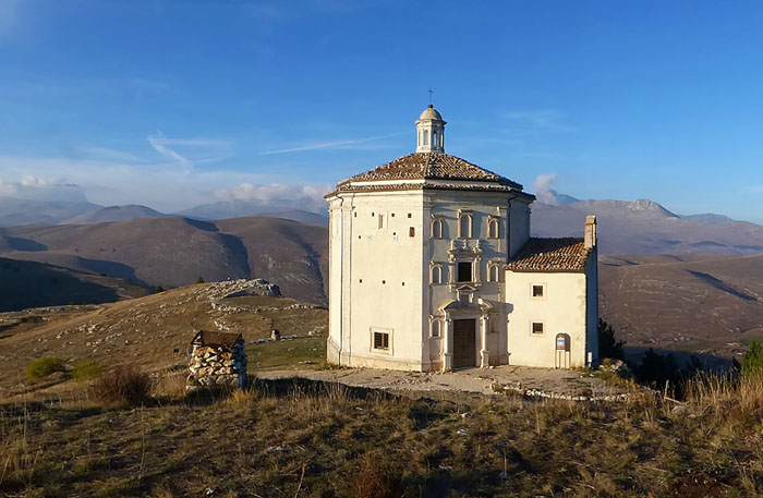 ... liegt in malerischer Lage auf einer begrünten Schulter das bezaubernde tempelartige Kirchlein Santa Maria della Pietà, mit achteckigem Grundriss aus dem 16. Jahrhundert; ganz links hinten noch einmal unser Corno Grande