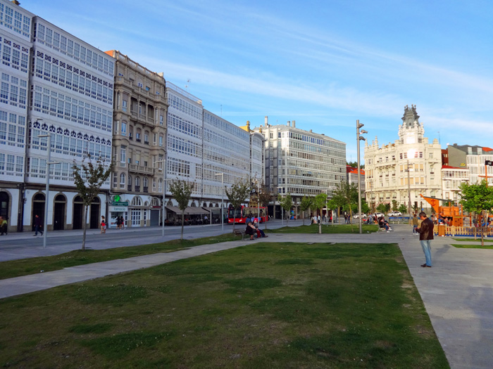 die Seepromenade mit ihren „galerías“, denen A Coruña den Beinamen „Kristallstadt“ verdankt