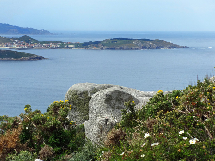 100 km weiter der kleine Ort Laxe an der Costa da Morte, gesehen aus NO vom Monte Branco oberhalb Ponteceso; auf unserer ersten Wanderung umrunden wir die Halbinsel