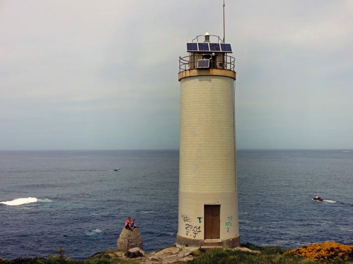 ... ragt der Faro de Laxe aus dem Jahr 1920 in die Höhe