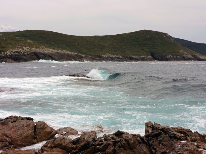 die spanische Atlantikküste ist viel wilder und regenreicher als die berühmten Mittelmeerküsten, dafür aber vergleichsweise unverbaut, romantisch und menschenleer