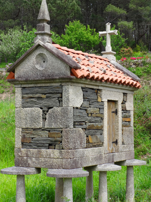 Hórreos sind traditionelle, frei stehende Speicherhäuser aus Holz oder Stein, die in etwa den Sinn unserer „Troad(=Getreide)kästen“ erfüllen: optimale Lagerung von Feldfrüchten bei hoher Luftfeuchte und Schutz vor Schädlingen aus der Luft und vom Boden; Verzierungen, Kreuze oder Obeliske sollen - ähnlich wie bei den apulischen Trullis - böse Geister abhalten