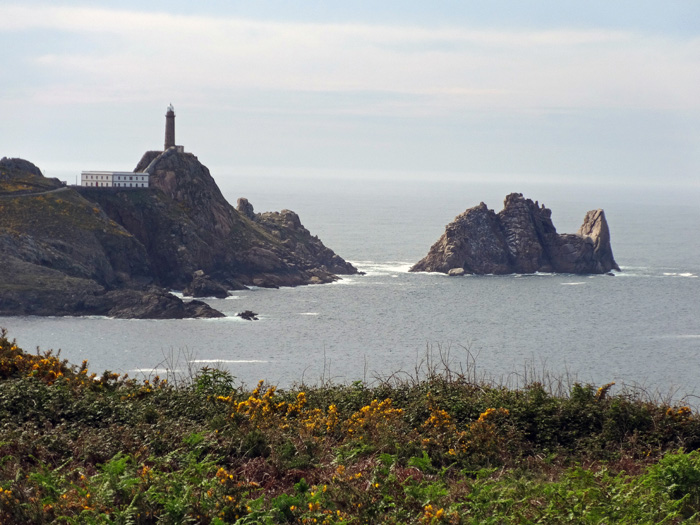 zurück auf einem der schönsten Küstenabschnitte Iberiens: Cabo Vilán von NO; der Leuchtturm steht etwa 100 m über dem Meer, ist einer der ältesten Spaniens und hat eine Reichweite von 55 km