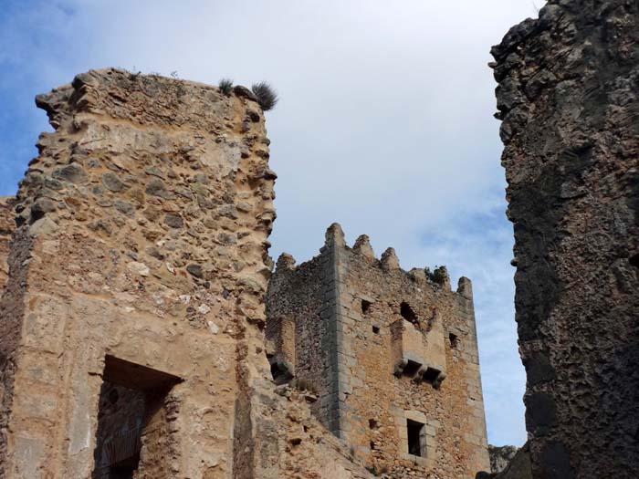 ... zeugen heute nur mehr einige Mauerreste und der massive Turm