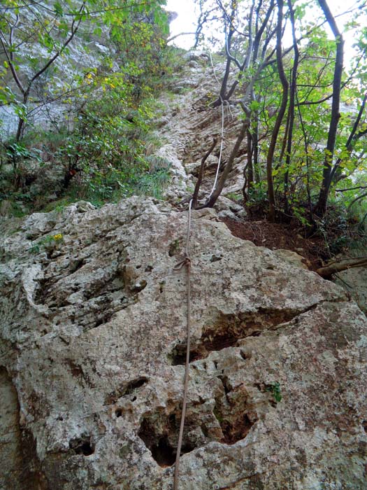 eine felsige Steilrampe mit vielen Griffen und Löchern zieht zur Hochfläche und ist mit Seilresten abgesichert; man fragt sich, wo der Canyon bleibt