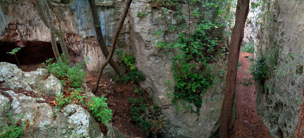 Rückblick von Süden durch den Canyon (rechts), in der linken Felswand öffnet sich die Durchgangsgrotte, ...