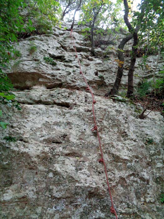 ... müssen wir noch die kurze Ausstiegswand auf die dicht bewaldete Hochfläche überwinden