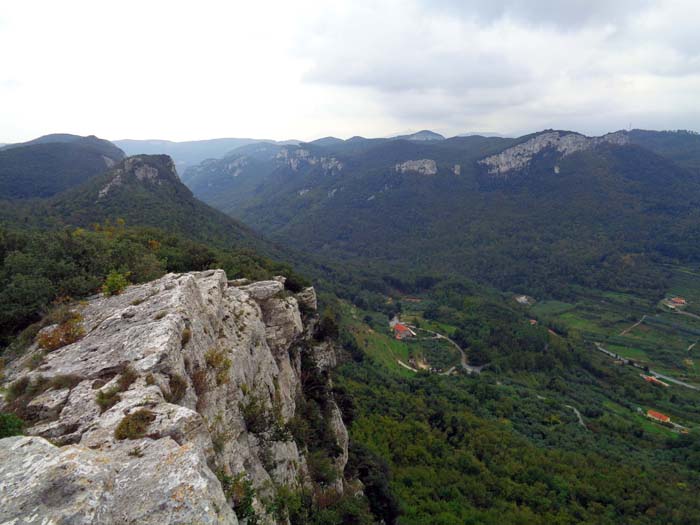 oben können wir an geeigneter Stelle den markierten Pfad verlassen und den baumfreien Plateaurand erreichen; Blick gegen SW übers Valle Aquila zur Rocca Carpanea