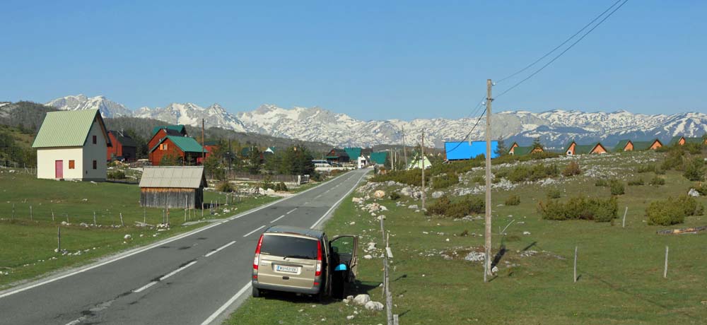 Durmitorgebirge v. O; die 3 Seen liegen am Fuß der schneebedeckten Berge in Bildmitte, der Čurovac rechts außerhalb des Bildrandes