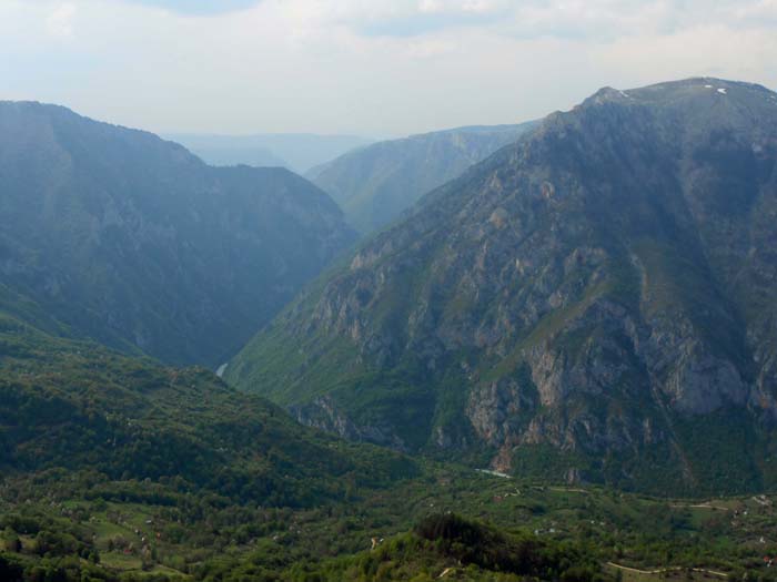 Blick vom Pass gegen N auf die berühmte Taraschlucht