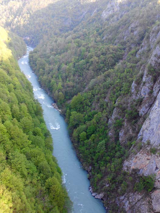 sehr hoch auch die Fallhöhe: Bungee-jumper können sich 150 m in die Tiefe stürzen