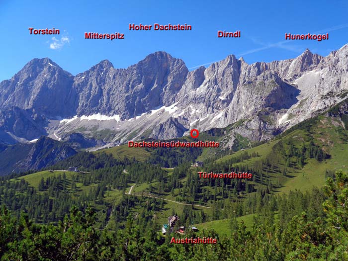 die gewaltige Flucht der Dachstein-Südwand; wir lassen uns von der Seilbahn ...