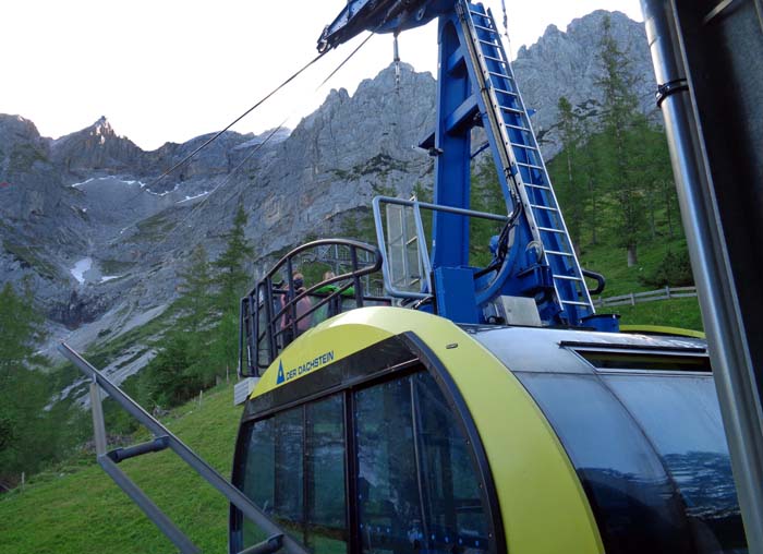 bei großem Andrang und in Zeiten von Corona werden mit der Dachstein-Südwandbahn ...