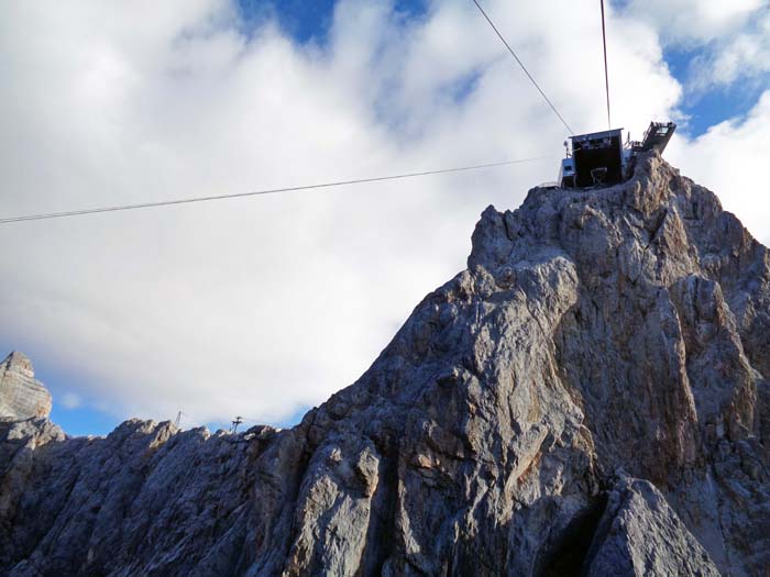 genau unterhalb der Bergstation verläuft der 140 m hohe Sky Walk Klettersteig (D/E), er gehört zu den schwierigsten der Ostalpen