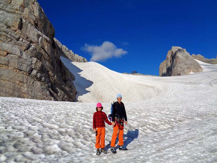 Ulli und Ronja umrunden auf dem Hallstätter Gletscher soeben das Dirndl; in der Mitte die neue Seethaler Hütte auf der Dachsteinwarte, rechts die Dachstein-Ostgratschulter, über welche wir aufsteigen werden