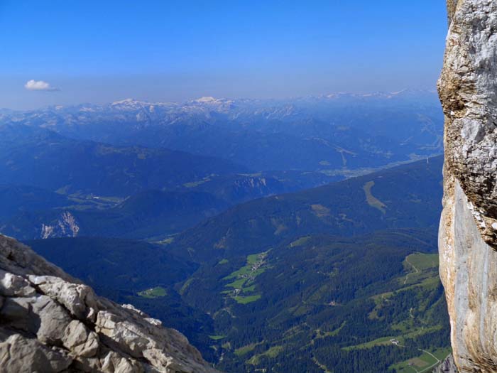 ... in eine Scharte an der prallen Südwand mit Blick auf Hochalmspitze und Ankogel