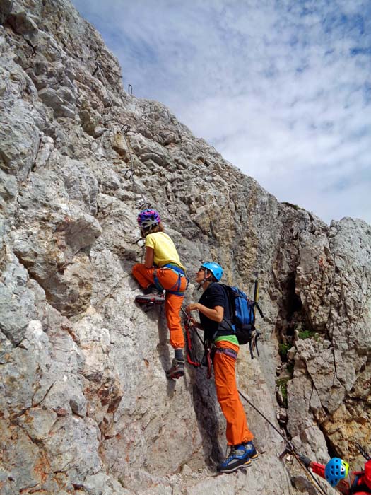 ... deshalb wurde der Klettersteig sinnvoll durch den festen Fels am Rand der Rinne gelegt