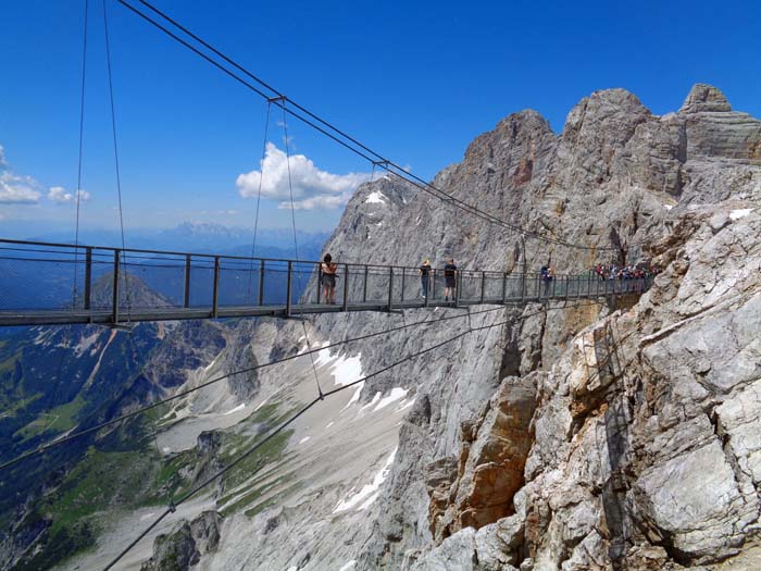 ... am Hunerkogel mit seinen Tourismusattraktionen der „Dachstein-Gletscherwelt“: eine Hängebrücke, ...