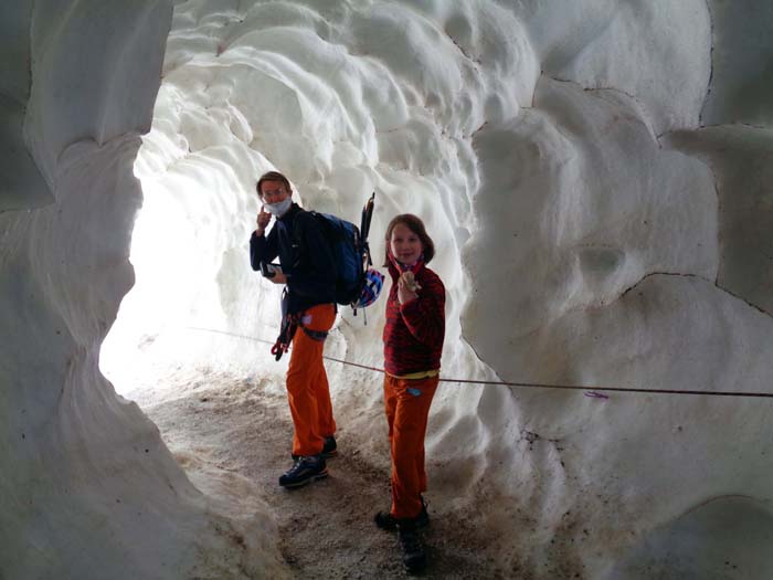 durch eine kurze Schneehöhle ...