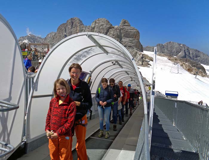 ... und auf einem für Papa zu langsamen Zauberteppich gelangt man wieder in die Bergstation der Dachsteinsüdwandbahn zurück