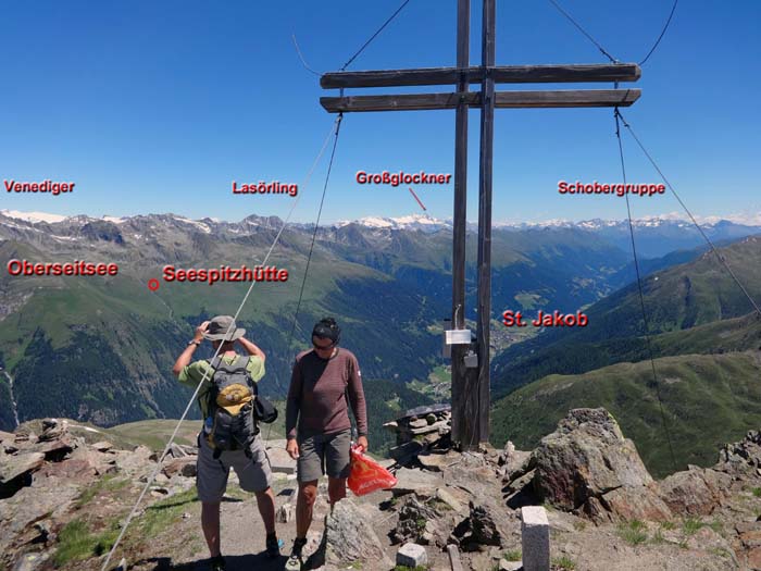 vom Pfannhorn überblickt man über die Querachse des Defereggentales hinweg Osttirol vollständig - wir stehen auf der italienischen Staatsgrenze, am Horizont verläuft über die höchsten Gipfel der Schobergruppe die Landesgrenze zu Kärnten