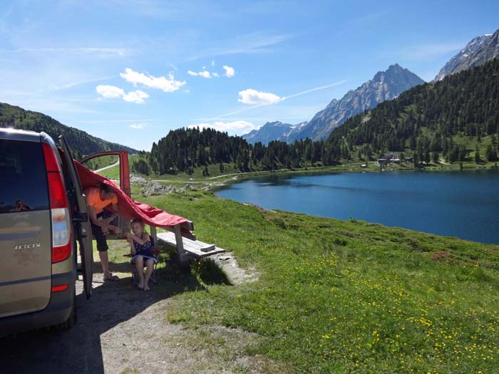 nach der Tour: am Obersee verkürzen wir uns die Wartezeit am Staller Sattel (Gegenverkehrsbereich mit Einbahnregelung, die Abfahrt auf italienischer Seite ist zu jeder vollen Stunde für 15 Minuten möglich)