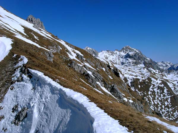 ... der steile Schrofensporn links hinauf zum NO-Gipfel ist beinahe aper und daher verantwortbar