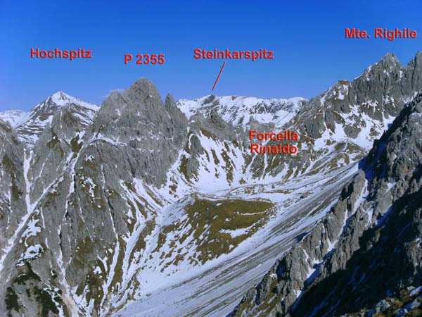 rechts davon wird hinter den Rinaldotürmen der Karnische Hauptkamm sichtbar