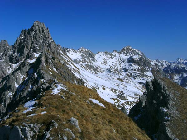 im NO Monte Righile und Monte Lastroni, davor die Seenplatte um die Laghi d’Olbe