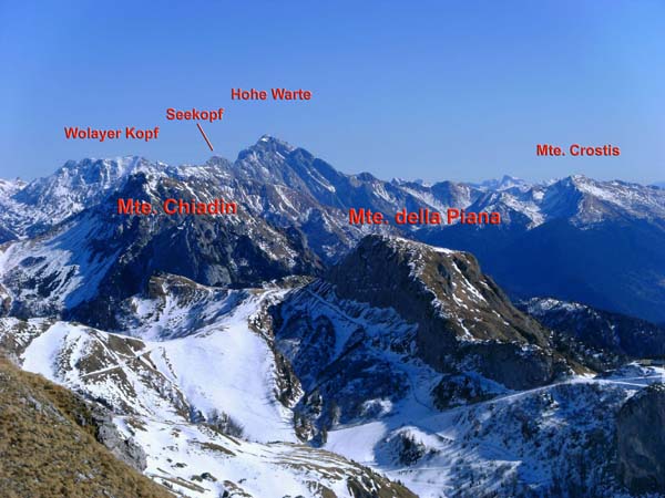 ganz im O beschließt die Hohe Warte das Panorama; auf den Monte Chiadin steigen wir morgen