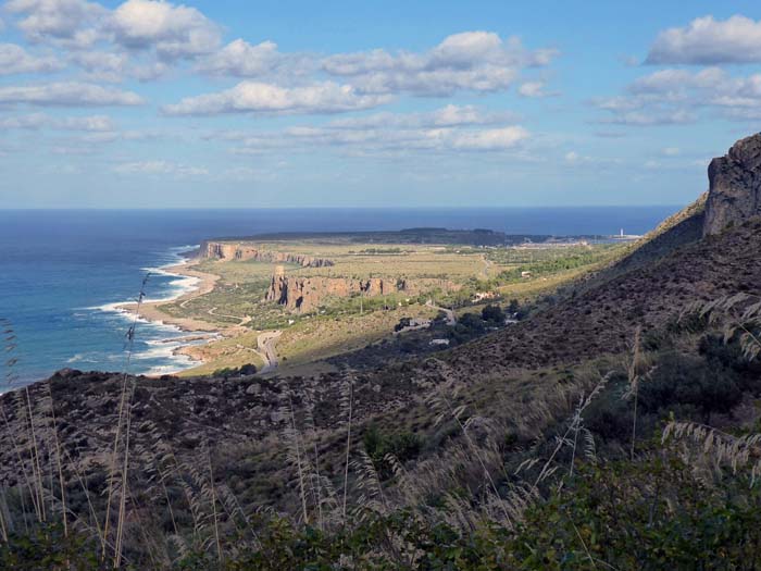 Blick vom Parkplatz oberhalb Macari gegen Norden aufs Camp El Bahira (Mitte links) mit seinen berühmten, kilometerlangen Klettergärten; rechts hinten der Leuchtturm von San Vito lo Capo