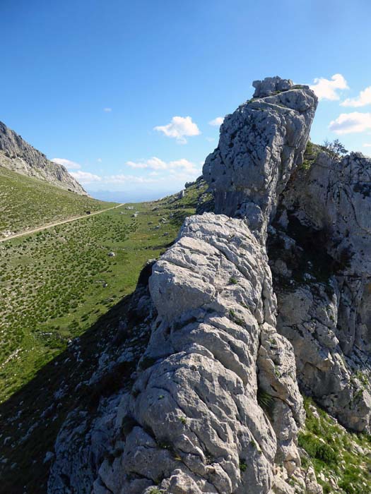 die Zwillinge kann man überschreiten (vom östlichen Zwilling in Bildmitte jenseits in die Westl. Drachenscharte vor dem Hauptturm 15 m abseilen) oder ...