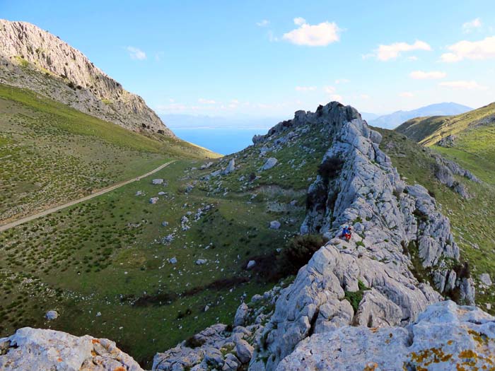 in der Folge läuft der Drachenschwanz langsam in der Alm zwischen Monte Passo del Lupo und Monte Acci (links) aus