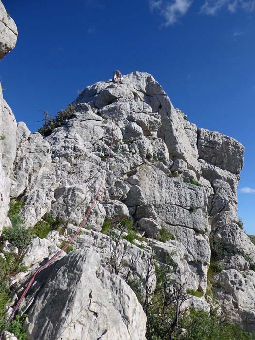 am folgenden massiven Turm haben wir eine ähnliche Situation wie vorhin an den Zwillingen: entweder erklettern (II+, Superfels) ...